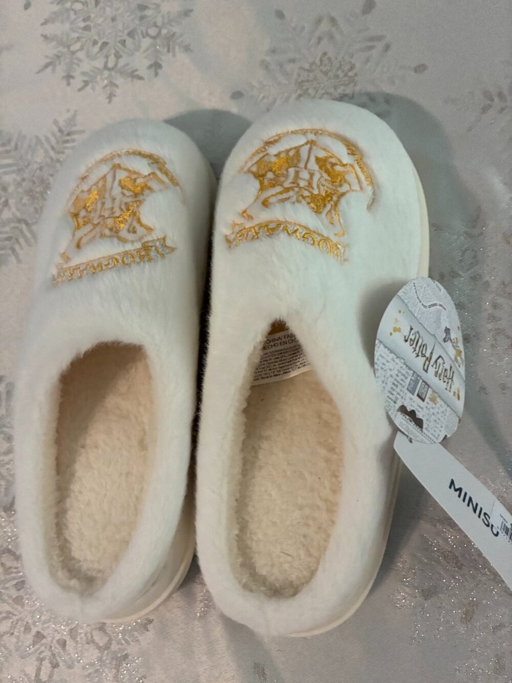 Miniso Harry Potter "Hogwarts" Size 43-44. Cream/Gold Print House Shoes(US 9)
